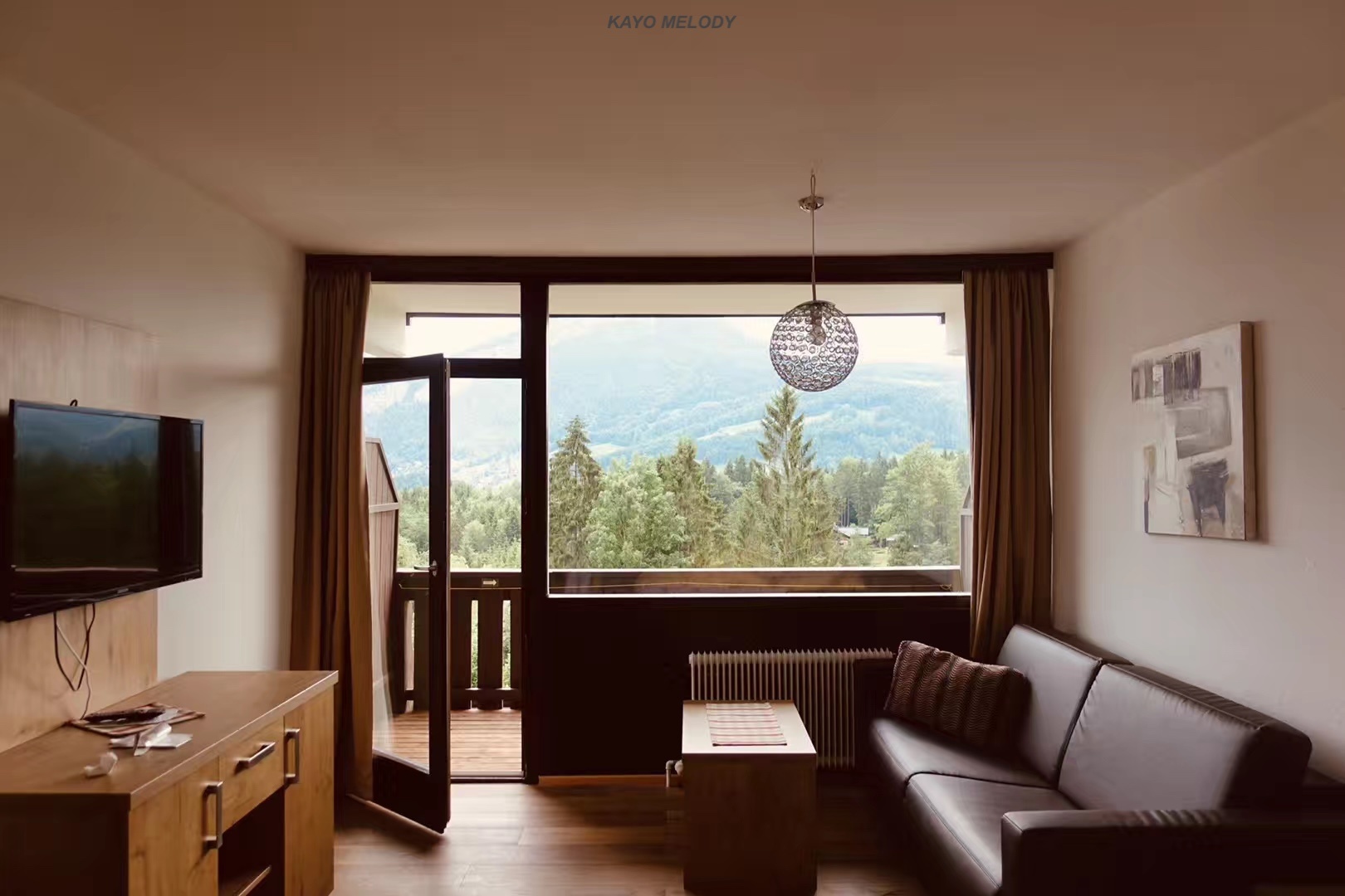 Dachstein 上的酒店，可以俯瞰附近的山景